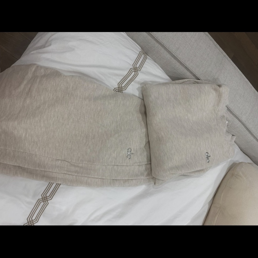 ALO Yoga Cream Sweatpants - Picture 2 of 2